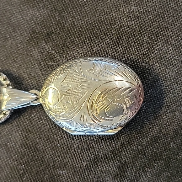 Vintage 90's Hand Engraved Locket Marked 925 On A Rhodium Plated Sterlin… - Picture 5 of 8